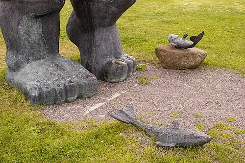 Los pies del monumento dedicado a Suur Tõll.