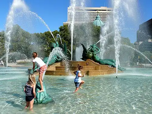 Niños jugando en la fuente