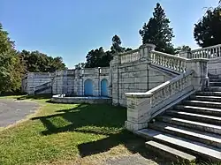 Vista parcial de los jardines italianos detrás de la casa.