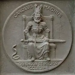 Carlomagno en una de las puertas.