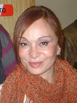 Tânia Alves interpreta a la secretaria Clotilde