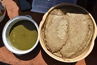 Tô de mijo con salsa de baobab seco