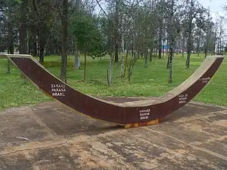 Señal que marca el trópico en Maringá, Paraná, Brasil