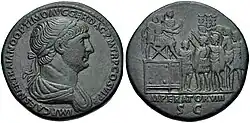 Sestercio acuñado después de 114 que muestra en el reverso a Trajano, acompañado de sus oficiales, siendo aclamado imperator por octava vez (IMPERATOR VIII SC).