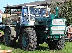 Tractor ucraniano T-150K construido por Kharkiv Tractor Plant.
