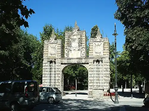 Portal de San Nicolás, reconstruido en 1929 en el parque de La Taconera de Pamplona