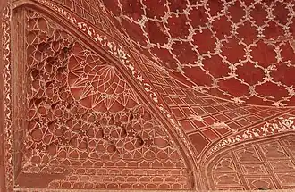 Mocárabes en las pechinas y decoración pictórica geométrica de la cúpula de la mezquita.