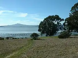 Monte Tamalpais visto a través de la bahía de San Pablo en el Point Pinole Regional Shoreline en Richmond
