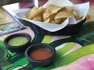 Salsa verde y salsa roja con totopos