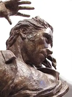 "Taranto", escultura en fibrocemento y madera, 120 cm h.