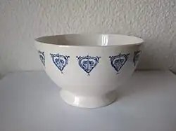 Tazón de cerámica blanca con dibujos azules. Fabricado por Los Vargas a mediados del siglo&nbsp;XX.