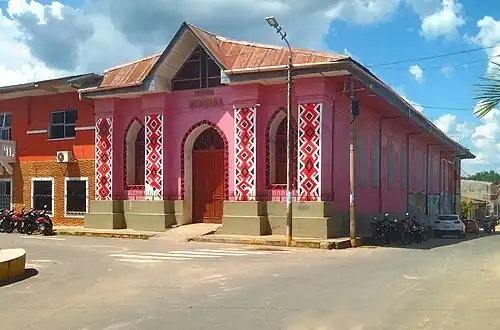 Teatro Ucamara construido en el año 1832 como la primera iglesia de Nauta, es considerado como el primer monumento histórico - religioso de esta parte de la Amazonía; debido a su construcción actual es Auditórium de propiedad de la congregación de los Padres Agustinos.