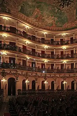 Los asientos del público con capacidad para 701 asientos.