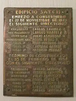 Placa conmemorativa en el Teatro Cariola.