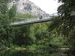 Puente colgante de acceso al monasterio