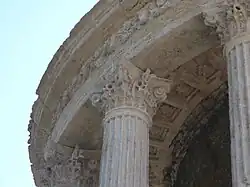 Detalle de los capiteles de las columnas.
