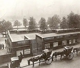 Salida de la estación de metro en Temple, Londres, donde esperan los Hansom cab.(1899)