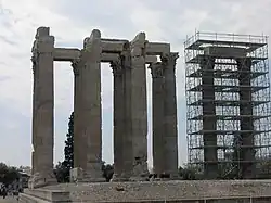 Templo de Zeus Olímpico, Atenas: puede verse el enorme tamaño de las columnas.