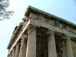 Entablamento del Hefestión, en Atenas, mostrando friso dórico con alternancia de triglifos y de metopas en relieve.