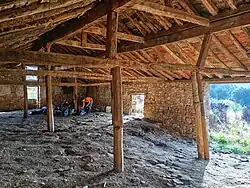 Vista del interior de la tenada en un momento de uso