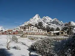 Vista del monasterio desde la ruta a Pangboche