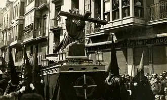 Jesús en su Tercera Caída procesionando por las calles de Zamora la tarde de Lunes Santo del año 1947
