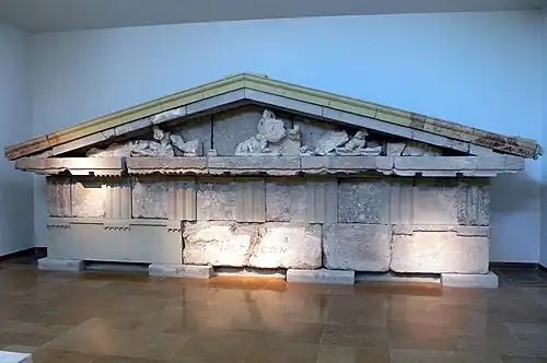 Restauración del entablamento (frontón y friso) del Tesoro de Megara. Hacia 520 a.&nbsp;C.