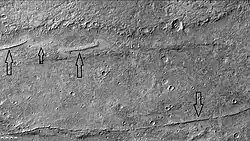 Diques, vistos por CTX Diques cuando el magma sube cerca de la superficie en las grietas de las rocas. La erosión posterior puede exponerlos