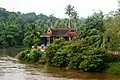 Temple Thazhoor Bhagavathy Kshetram a orillas del río Achankovil - Vista desde el puente Thazhoor