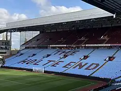 La tribuna de dos niveles, Holte End.