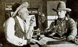 Escena de The Bearcat (1922), con Charles K. French y Hoot Gibson