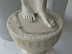 Base con inscripción.