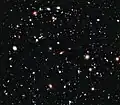 vista XDF (2012) - cada partícula de luz es una galaxia - algunas de ellas son de hasta 13 200 millones años de antigüedad[1]​ - el universo se estima contiene 200 000 millones de galaxias.