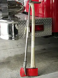Una herramienta Halligan y un hacha , ambas herramientas comunes utilizadas por los bomberos para abrir puertas para combatir un incendio.