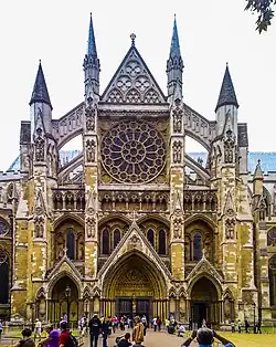 La fachada gótica del transepto de la abadía de Westminster (1245-1517, s.&nbsp;XIX) está decorada con capas de detalles arquitectónicos como tracería, arquerías y tallado figurativo.