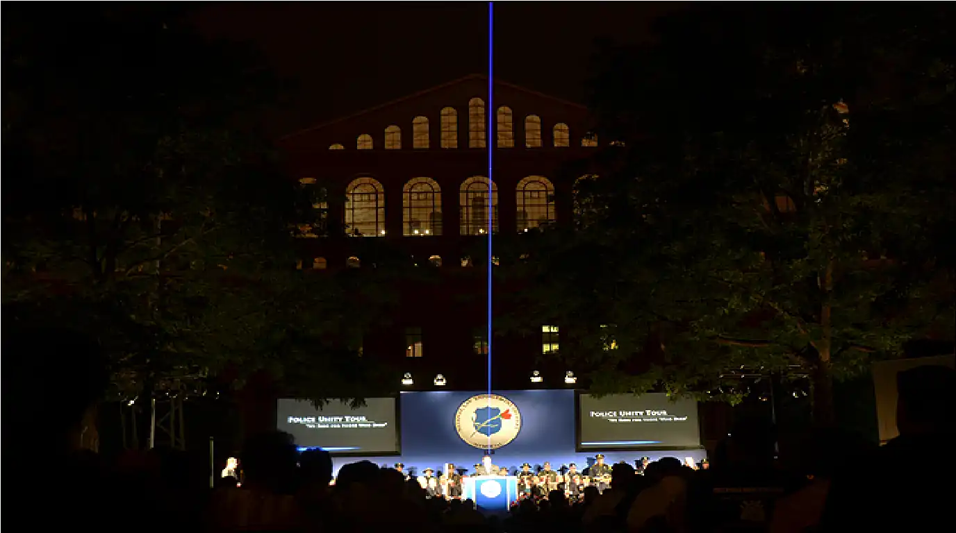 Proyección de un láser azul durante el 24.º Homenaje Nacional de Agentes de la Aplicación de la Ley, celebrado el 13 de mayo de 2012 en Washington&nbsp;D.&nbsp;C.