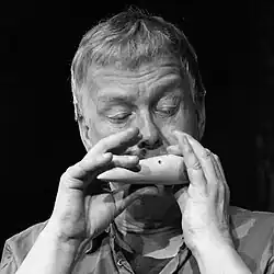 Thomas Borgmann interpreta una ocarina en el concierto con Boom Box en el Club W71