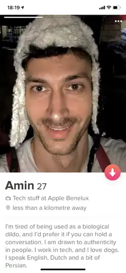 Captura de imagen de una aplicación de teléfono móvil mostrando la fotografía de un hombre y su nombre e información personal debajo.