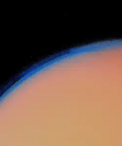 La gruesa capa de neblina de Titán se muestra en esta imagen mejorada de Voyager 1.