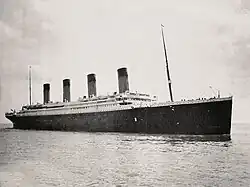 El Titanic estacionado en las cercanías de Queenstown, durante su última escala.