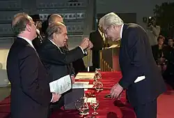 Tomàs Mallol recibiendo la Cruz de San Jorge, entregada por el Presidente de la Generalidad de Cataluña, Pujol