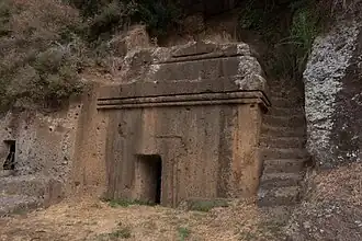 Tumba en roca etrusca en Blera, Italia