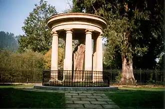 Templete protegiendo el Tronco del árbol viejo de Gernika