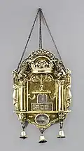 Pectoral para Torá, con corona soportada por leones de Judá, menorá, Tablas de la Ley y campanillas, 1788. Center for Jewish History, Nueva York.