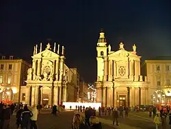 La plaza por la noche