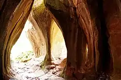 Vista desde el interior de formaciones rocosas en el Parque Nacional Toro Toro, Bolivia.