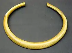 Torque en oro estriado (Guînes, Pas-de-Calais), ca. 1200-1000&nbsp;a.&nbsp;C.