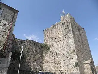 Torre de los herreros - Torre con un portal de piedra y un pasaje de entrada. La pared, las puertas y la torre del homenaje demarcan los límites de la ciudad medieval. Esta torre es uno de los accesos dentro de las murallas.