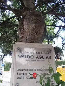 Estatua a Waldo Aguiar, en calle Carlos Picabea