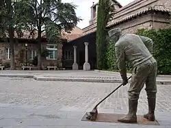 Escultura a los operarios del servicio de limpieza